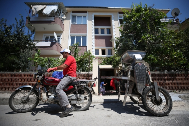 Hız çifti, seyyar salça makineleriyle evlere hizmet sunuyor